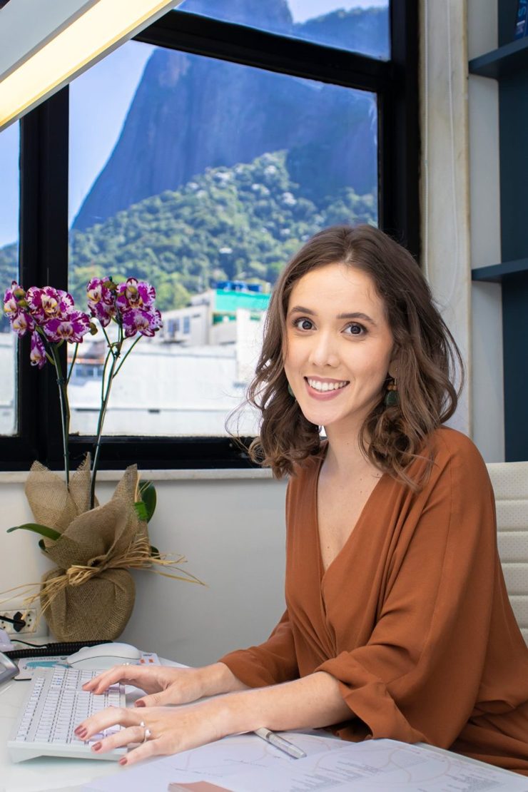 Dra. Júlia Stephan no consultório com vista para o Rio de Janeiro